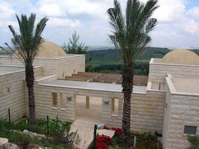 Das Geb&auml;ude des "Pluralistischen Spirituellen Zentrums" im Friedensdorf.