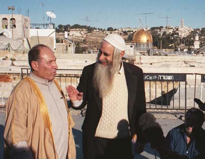 Siedlerrabbiner Frumann (rechts) im Gespr&auml;ch mit Shufi Sheikh Salach.